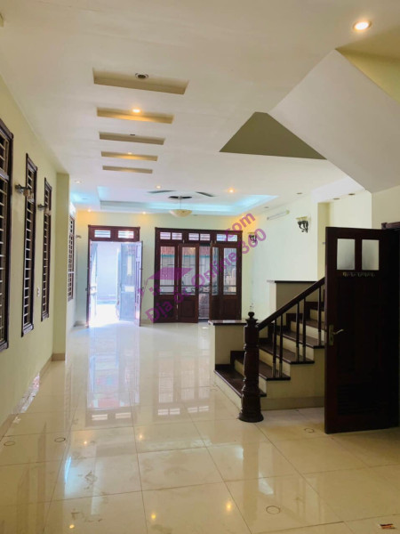 Chủ gửi bán nhanh nhà Nguyễn Đình Hoàn 7 tầng đẹp như mơ, mặt tiền 5.5m