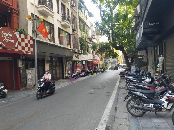 MẶT PHỐ TÔN ĐỨC THẮNG - VỈA HÈ TO - KINH DOANH SẦM UẤT - XÂY TÒA NHÀ VĂN