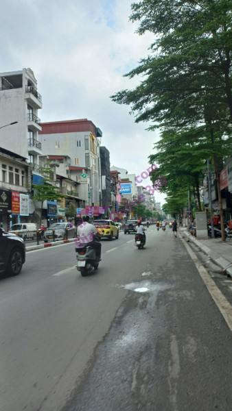 MẶT PHỐ TÔN ĐỨC THẮNG - VỈA HÈ TO - KINH DOANH SẦM UẤT - XÂY TÒA NHÀ VĂN