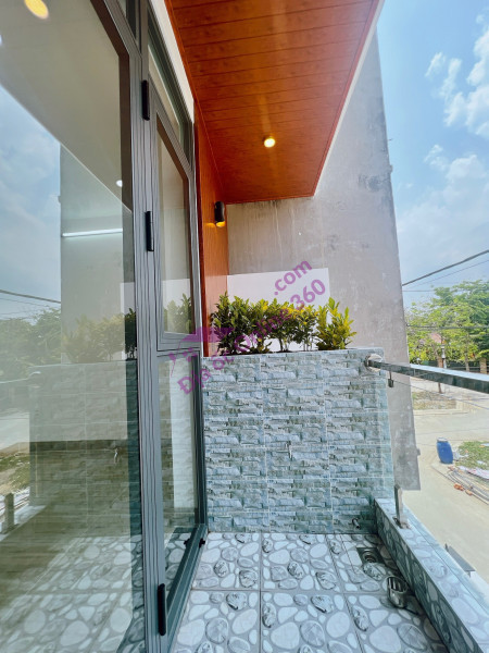 231 Hùng Vương, P9, Q.5
DT: 4.2 x 15 CN 62m2
Kết cấu: trệt + 1 lầu
2 Mặt