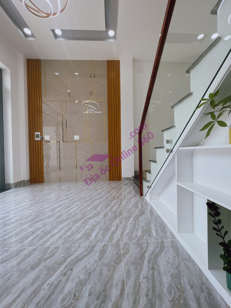 231 Hùng Vương, P9, Q.5
DT: 4.2 x 15 CN 62m2
Kết cấu: trệt + 1 lầu
2 Mặt