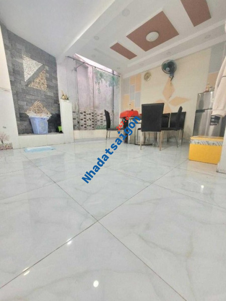 Bán nhà hẻm xe hơi chợ Bà Chiểu Bình Thạnh 3 tầng BTCT 33m2 chỉ hơn 4tỷ