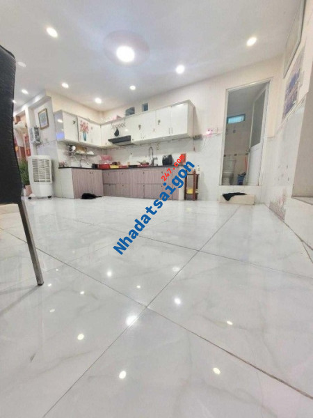 Bán nhà hẻm xe hơi chợ Bà Chiểu Bình Thạnh 3 tầng BTCT 33m2 chỉ hơn 4tỷ