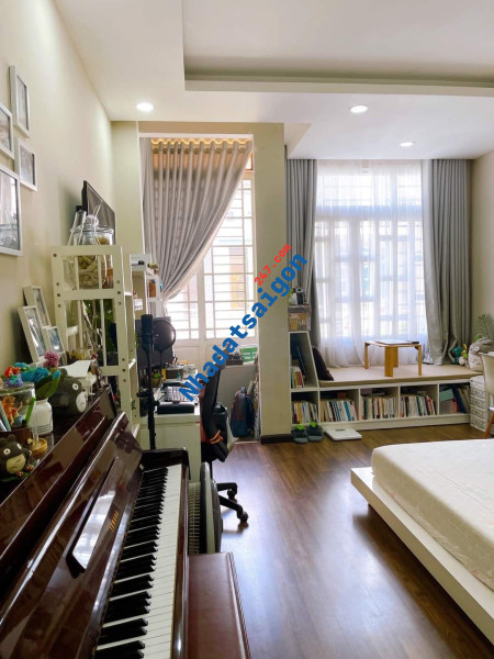Quá Hiếm Q4 giáp Q1, MT 12m, 5 tầng, DTSD: 285m2 nhỉnh 250tr/m