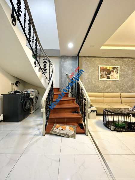 Bán nhà MT Trần Quý Cáp DT 9x35m. Nhà chưa qua đầu tư, vỉa hè 4m