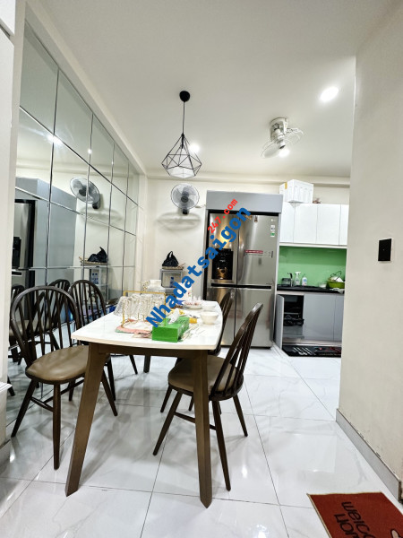 Bán nhà MT Trần Quý Cáp DT 9x35m. Nhà chưa qua đầu tư, vỉa hè 4m