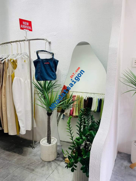 Sang shop quần áo mặt tiền Lê Văn Sỹ - HCM khu thời trang đông đúc vừa mới decor lại, (không sang