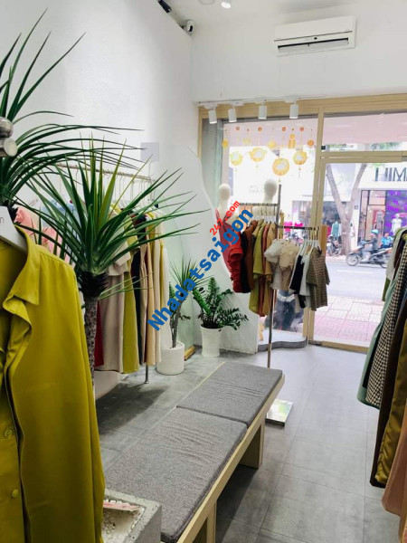 Sang shop quần áo mặt tiền Lê Văn Sỹ - HCM khu thời trang đông đúc vừa mới decor lại, (không sang