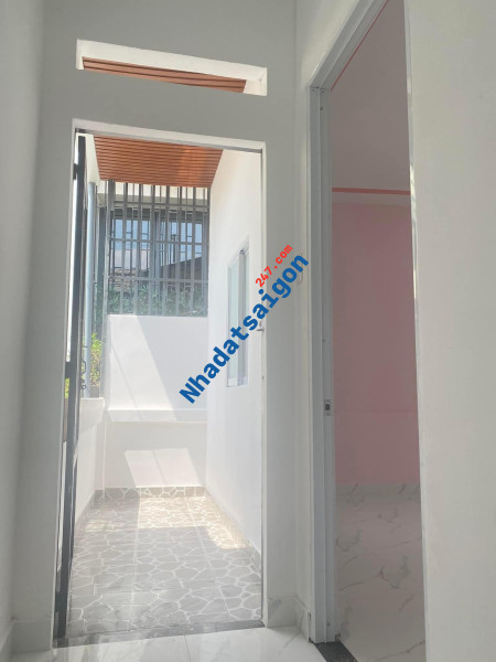 Bán nhà 4 tỷ Nơ Trang Long DTSD 100m2 gần HXH có ban công.