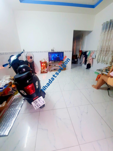 Bán nhà 4 tỷ Nơ Trang Long DTSD 100m2 gần HXH có ban công.