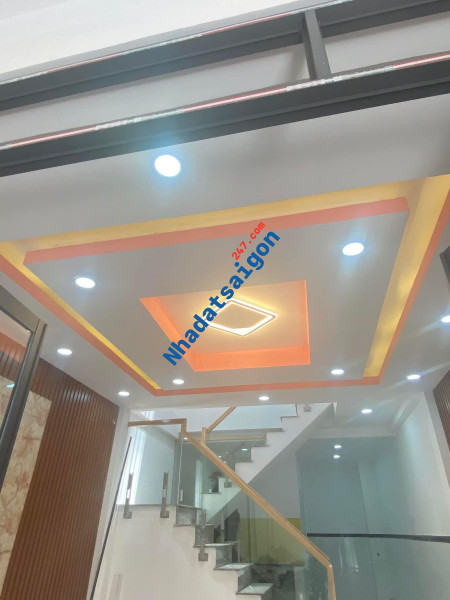 Bán nhà 4 tỷ Nơ Trang Long DTSD 100m2 gần HXH có ban công.