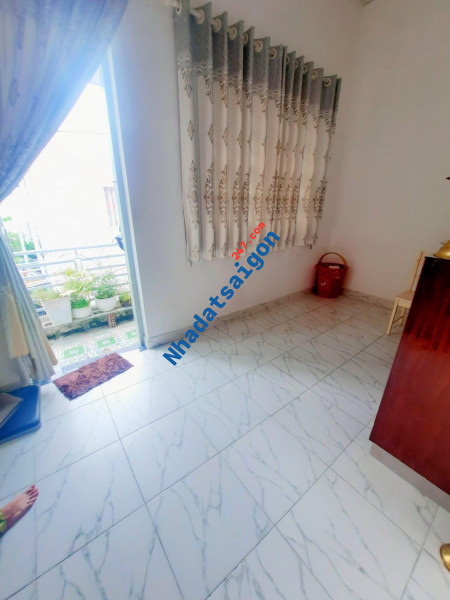 Bán nhà 4 tỷ Nơ Trang Long DTSD 100m2 gần HXH có ban công.