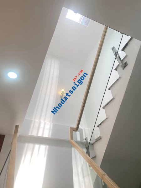 Bán nhà 4 tỷ Nơ Trang Long DTSD 100m2 gần HXH có ban công.