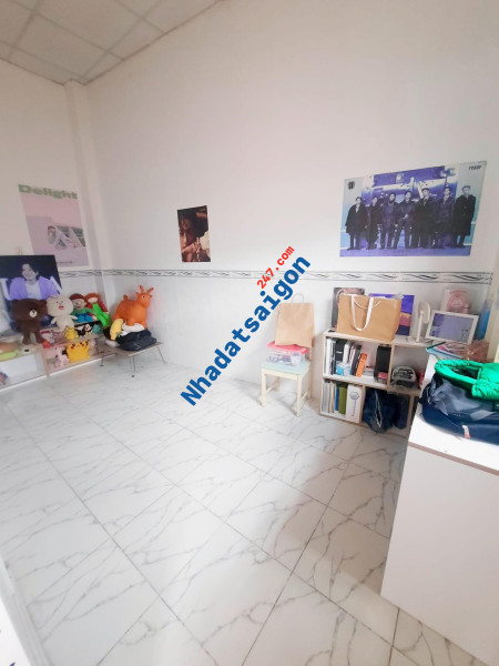 Bán nhà 4 tỷ Nơ Trang Long DTSD 100m2 gần HXH có ban công.