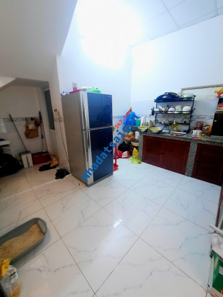 Bán nhà 4 tỷ Nơ Trang Long DTSD 100m2 gần HXH có ban công.