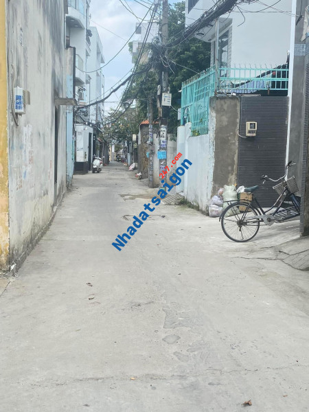 Bán nhà 4 tỷ Nơ Trang Long DTSD 100m2 gần HXH có ban công.