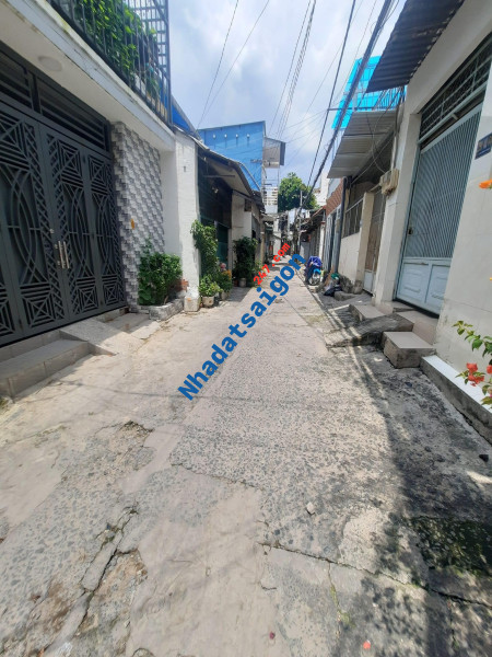 Bán nhà 4 tỷ Nơ Trang Long DTSD 100m2 gần HXH có ban công.