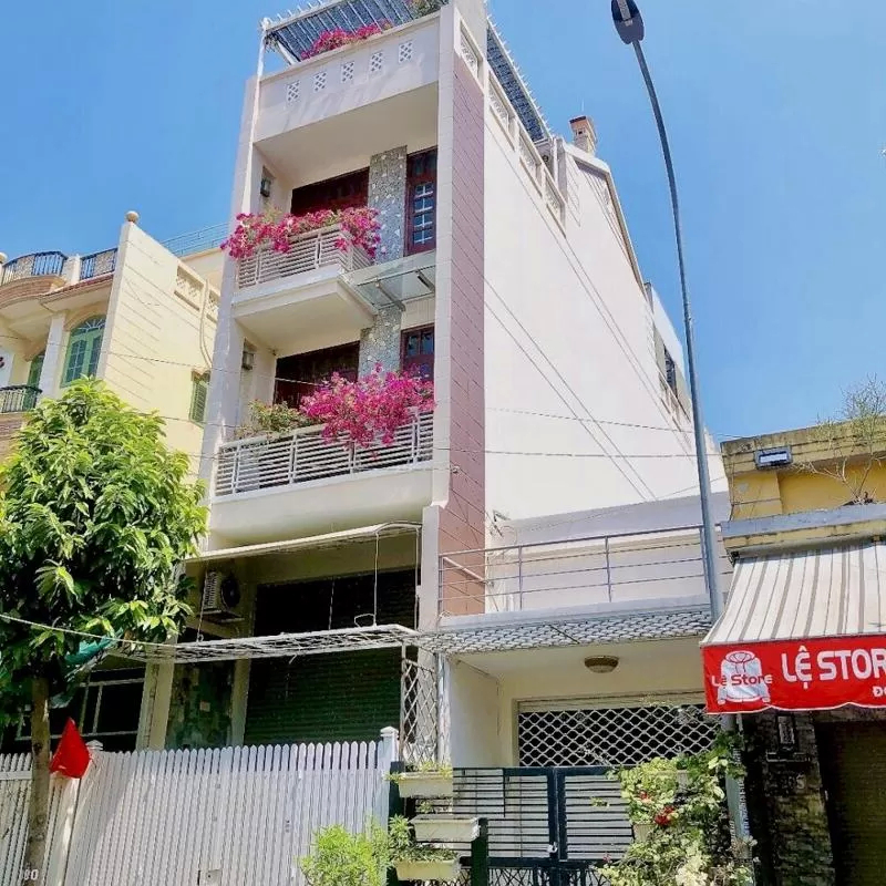 Bán nhà mặt tiền đường Phường Lê Sao,DT:4x18m đúc 4 tấm nhà mới giá 11 tỷ