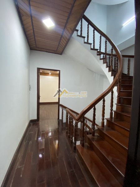 Cho thuê nhà mặt tiền 3 tháng 2, q10. con đường sầm uất, nhà gỗ siêu đẹp