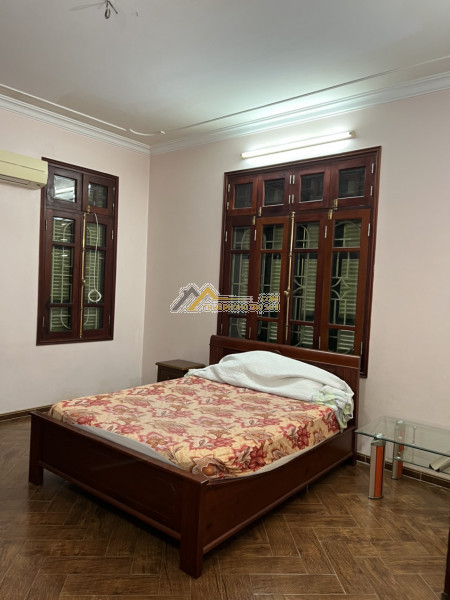 Cho thuê biệt thự tại phố đào tấn , dt 90m x 3 tầng , 200m cả sân
