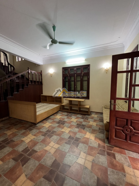 Cho thuê nhà riêng ngõ 640 nguyễn văn cừ, dt 55m2 x 3 tầng, mt 6.5m, ô tô đỗ cửa