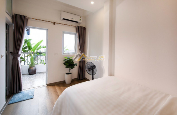 Cho thuê nhà riêng phố tràng tiền, nhà mới sạch đẹp nội thất cơ bản, có ban công thoáng mát