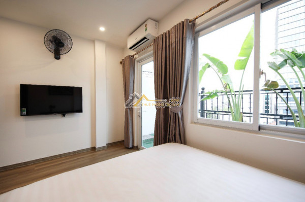Cho thuê nhà riêng phố tràng tiền, nhà mới sạch đẹp nội thất cơ bản, có ban công thoáng mát