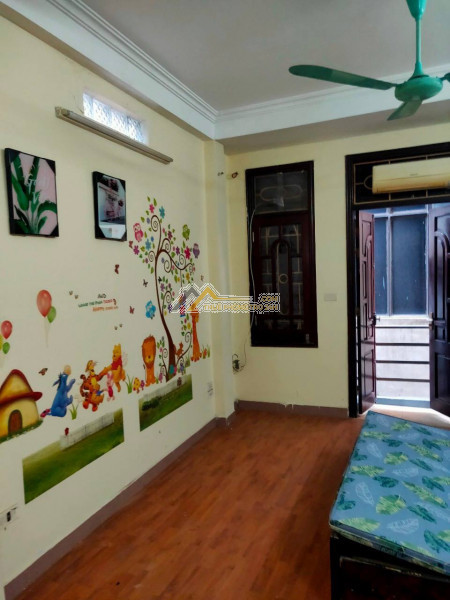 Cho thuê nhà mặt phố trúc bạch, dt: 70m x 3 tầng, mt: 4m, ô tô đỗ cửa trúc bạch