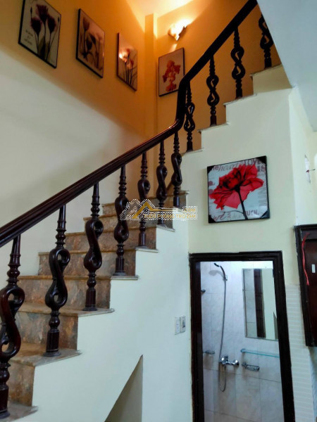 Cho thuê nhà mặt phố trúc bạch, dt: 70m x 3 tầng, mt: 4m, ô tô đỗ cửa trúc bạch