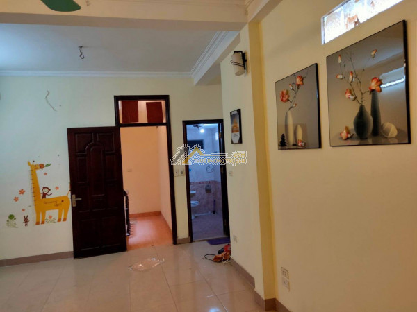 Cho thuê nhà mặt phố trúc bạch, dt: 70m x 3 tầng, mt: 4m, ô tô đỗ cửa trúc bạch