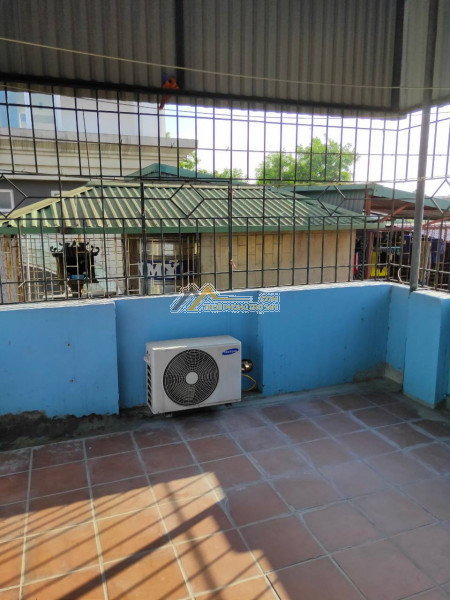 Cho thuê nhà mặt phố trúc bạch, dt: 70m x 3 tầng, mt: 4m, ô tô đỗ cửa trúc bạch