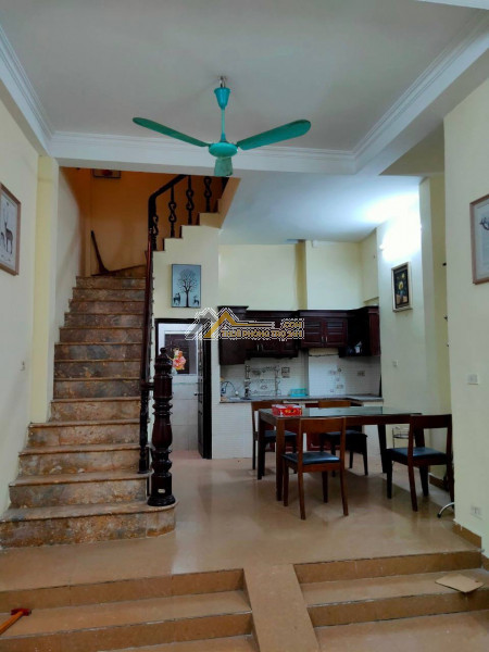 Cho thuê nhà mặt phố trúc bạch, dt: 70m x 3 tầng, mt: 4m, ô tô đỗ cửa trúc bạch