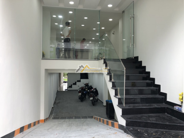 Cho thuê nhà mặt tiền đường sư vạn hạnh,p.10,q.10. trệt 3 lầu. 160 triệu
