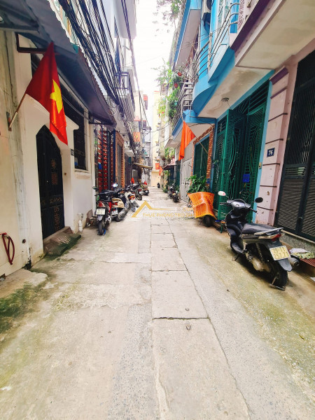 Cho thuê nhà VIP GIÁ THƠM MT Lý Tự Trọng, phường Bến Thành, Quận 1