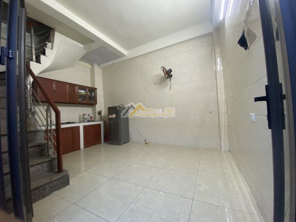 Cho thuê nhà nguyên căn nguyễn sơn, long biên 30m2 * 3 tầng * 6,5 triệu