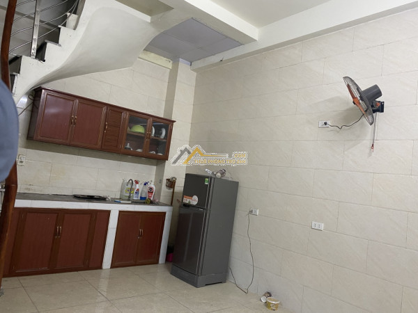 Cho thuê nhà nguyên căn nguyễn sơn, long biên 30m2 * 3 tầng * 6,5 triệu