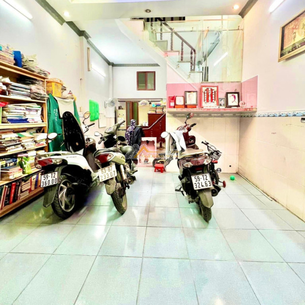 Giảm 900tr hương lộ 2 gần ngã 4 bốn xã, 3 phòng ngủ, 3 tầng bê tông
