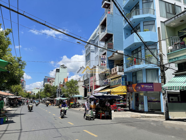 Cho thê mt hoàng hoa tham, kd tự do, xe hơi đậu trong nhà