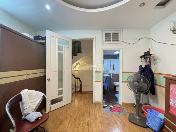 Bán nhà thái thịnh, dt rộng bề thế 66m2, 4t, sân riêng để xm, giá chỉ 5,35 tỷ.