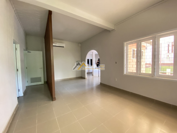 Cho thuê mặt bằng xuân thủy 500m2 150 triệu