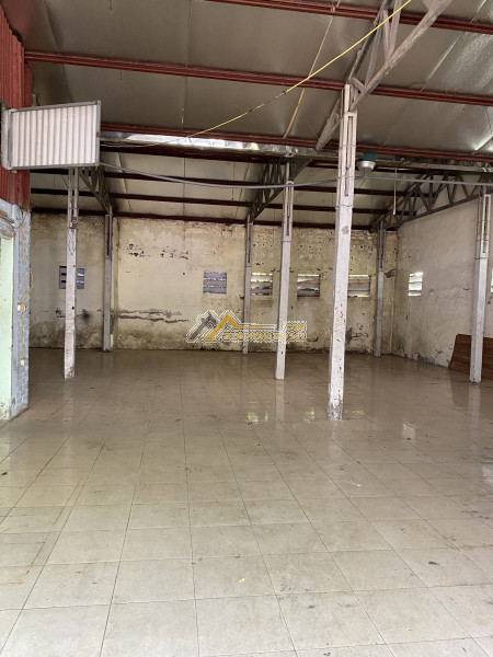 Cho thuê mặt bằng kinh doanh dt 400m2 tại ngõ 298 ngọc lâm, long biên. cạch trường cấp 2,3