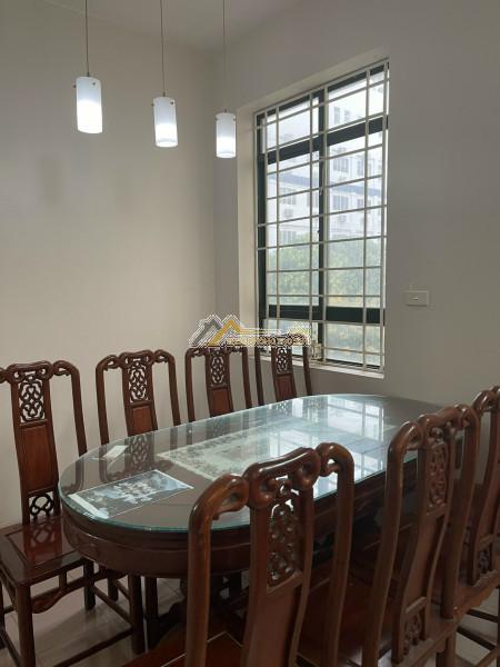 Cần cho thuê nhà hoàng quốc việt, cầu giấy, ô tô, kinh doanh, ở tốt.