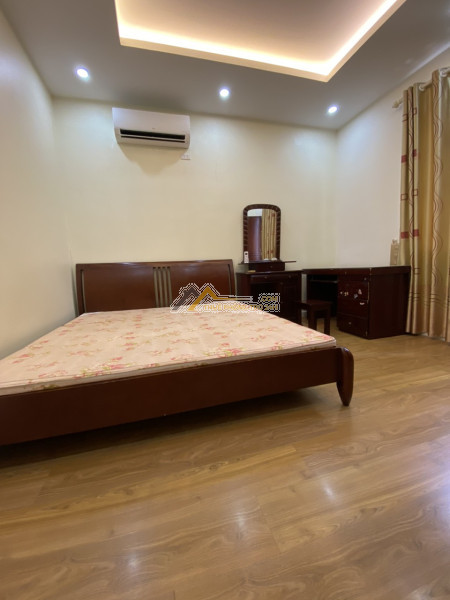 Cho thuê nhà riêng tại phố từ hoa
diện tích 180m² , 3 tầng, 4 ngủ 3wc.