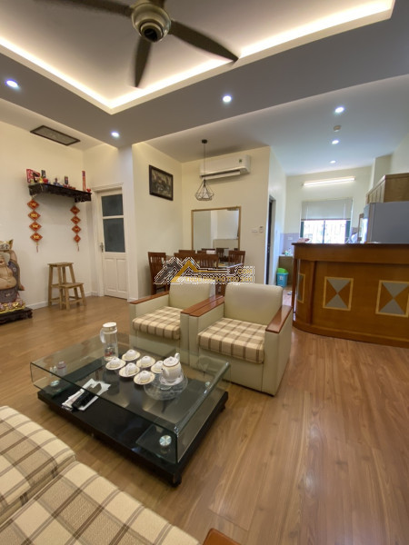 Cho thuê nhà riêng tại phố từ hoa
diện tích 180m² , 3 tầng, 4 ngủ 3wc.