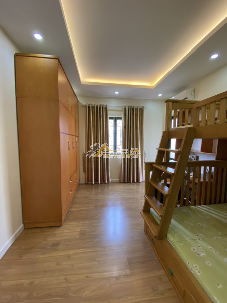 Cho thuê nhà riêng tại phố từ hoa
diện tích 180m² , 3 tầng, 4 ngủ 3wc.