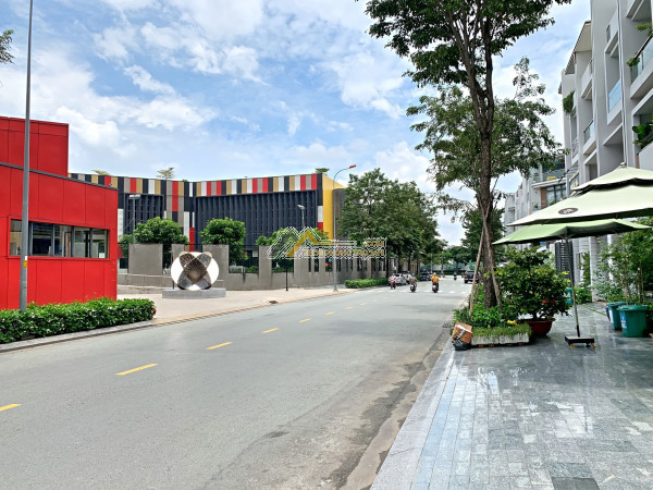 Nguyên căn hẻm 1/ đường 17 hbc làm văn phòng