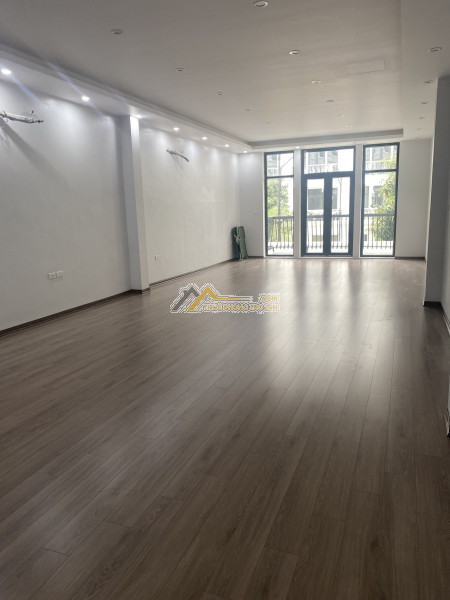Chính chủ cho thuê văn phòng đã hoàn thiện vị trí trung tâm , cạnh hồ đền lừ, gần bến xe giáp bát,