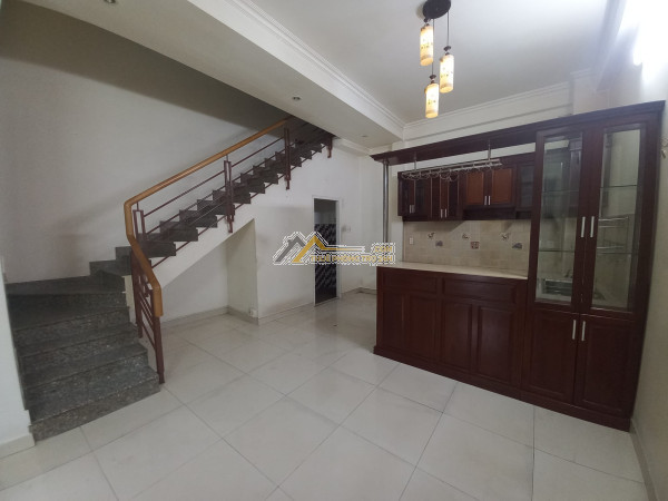 Cho thuê nhà nguyên căn 3 tầng, gần bùng binh cây gõ, quận 10, chỉ 15 triệu/tháng