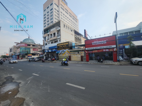 Cần cho thuê mặt tiền đường nguyễn ái quốc đường chính tt tp.biên hòa với diện tích 105m2 mà giá