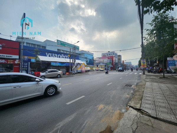 Cần cho thuê mặt tiền đường nguyễn ái quốc đường chính tt tp.biên hòa với diện tích 105m2 mà giá